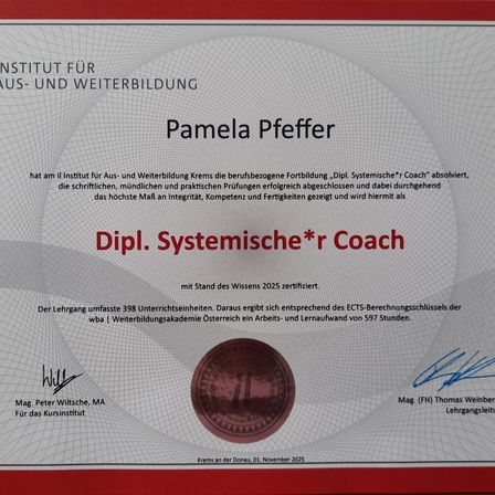 Ein Zertifikat vom Institut für Weiterbildung in Krems, Österreich, verliehen an Pamela Pfeffer für den Abschluss der beruflichen Ausbildung als Systemische*r Coach. Das Zertifikat hebt den erfolgreichen Abschluss schriftlicher, mündlicher und praktischer Prüfungen hervor und zeigt dabei ein hohes Maß an Integrität, Kompetenz und Fähigkeiten. Die Ausbildung umfasste 398 Unterrichtseinheiten, was 597 Stunden Arbeits- und Lernaufwand entspricht.