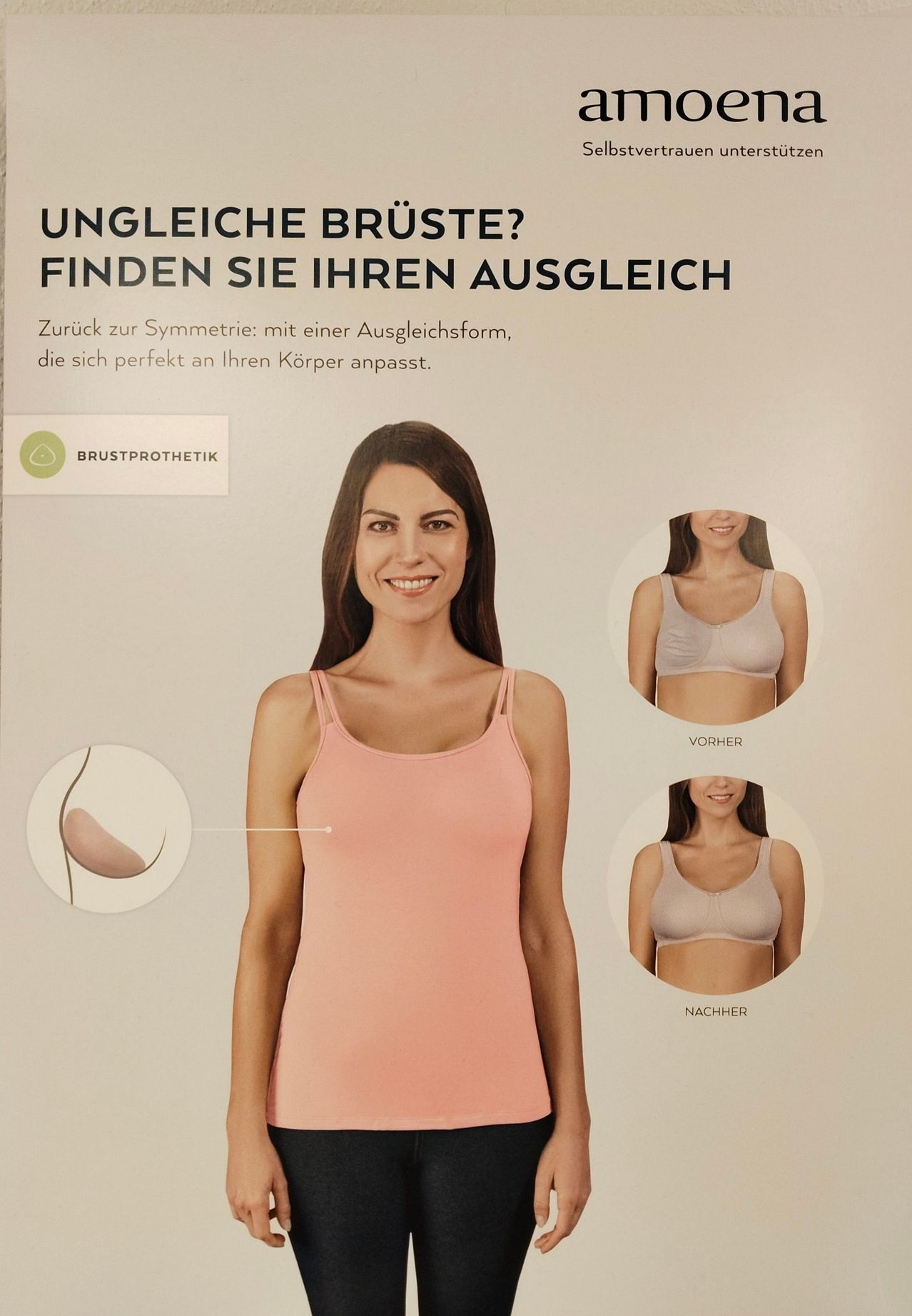 Eine Werbung für Brustprothetik. Sie zeigt eine Frau in einem rosa Tanktop mit Bildern von ihr vor und nach der Verwendung der Prothese. Der Text lautet: 'Ungleiche Bruste? Finden Sie Ihren Ausgleich.' Es verspricht, Symmetrie wiederherzustellen mit einer passenden Form.
