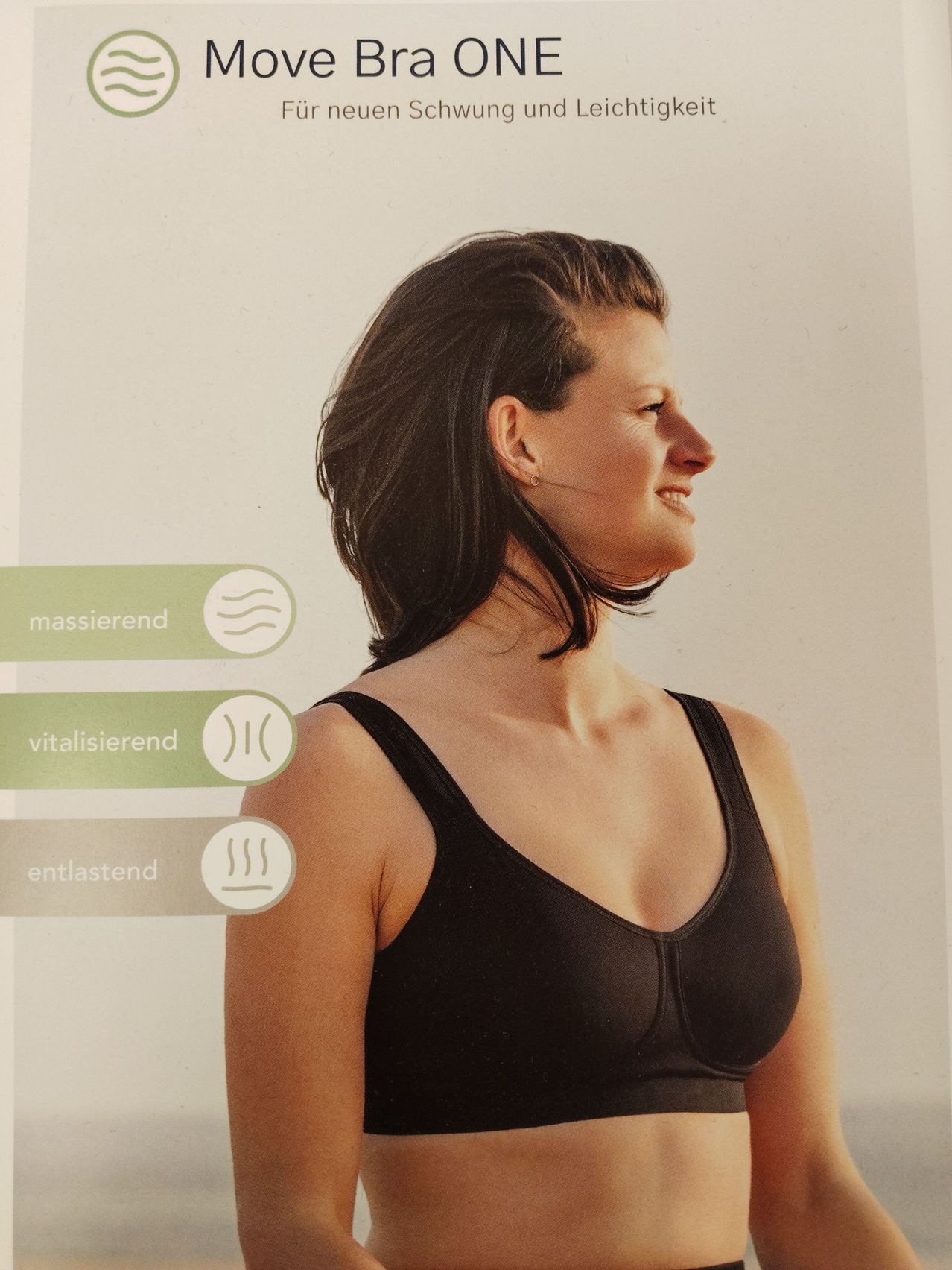 Eine Frau mit braunen Haaren, die ein schwarzes Tanktop trägt, lächelt und schaut zur Seite. Darunter befinden sich drei grüne Symbole mit Text.