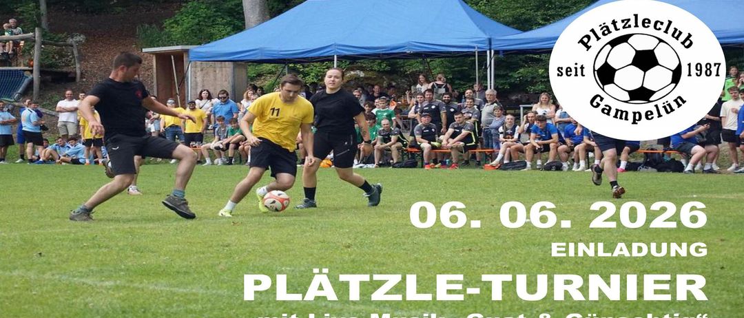 Ein Fußballspiel findet unter blauen Zelten statt. Ein Spieler in einem gelben Shirt tritt den Ball. Das Publikum sitzt und beobachtet das Spiel. Das Datum 06.06 ist auf dem Bild zu sehen.