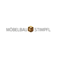 Das Logo für Möbelbau Stimpel, ein Unternehmen, das sich auf Möbelbau spezialisiert hat. Das Logo zeigt einen hölzernen Block-Ikon mit braunem Umriss und dem Firmennamen in fetter, schwarzer Schrift.