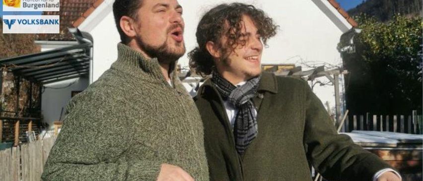 Plakat für einen Workshop mit zwei Männern, die vor einem Haus neben einem Zaun stehen. Der Text lautet: Jiddisch-Workshop mit Vinzenz Harter und Jojo-Maximilian Gansch. Das Datum ist Samstag, 11. Oktober 2025.