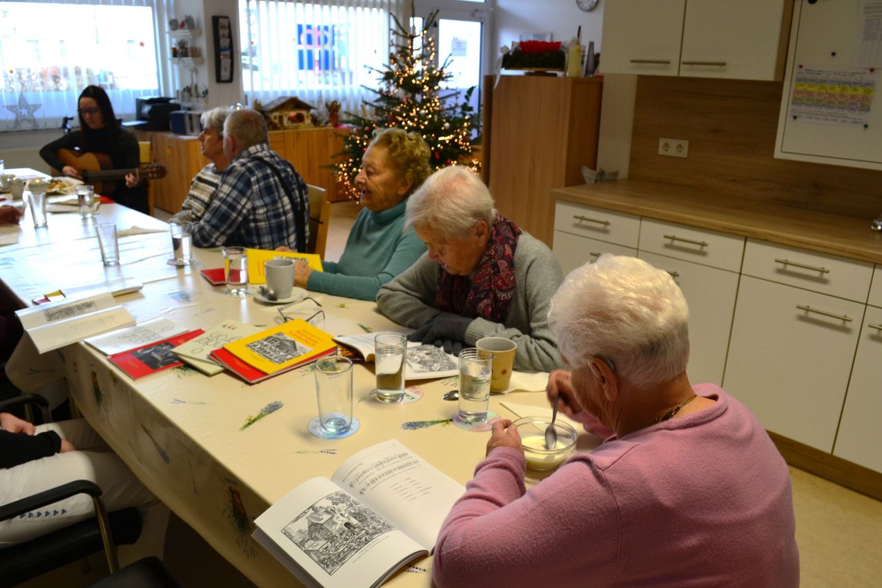 Bild enthält, Plywood, Wood, Dining Table, Table, Adult, Female, Person, Woman, Restaurant, Dining Room