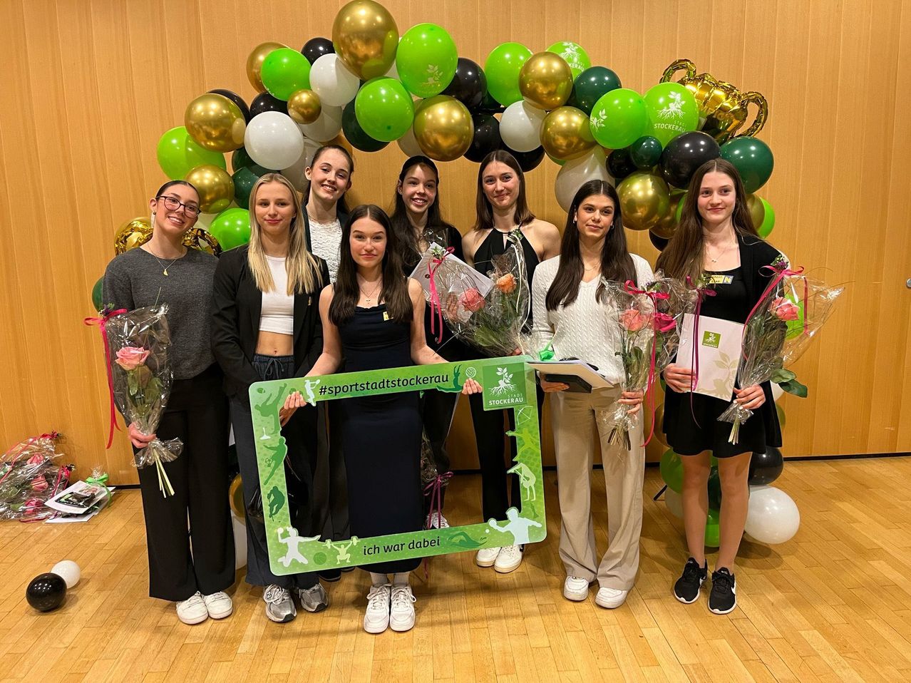 Bild enthält, Adult, Female, Person, Woman, People, Groupshot, Balloon, Male, Man, Necklace