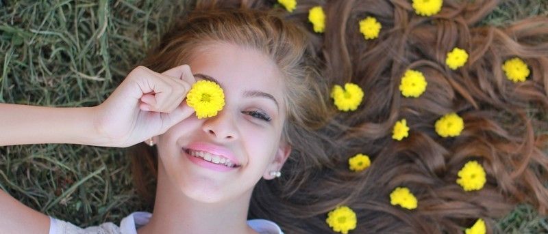 Bild enthält, Face, Head, Person, Photography, Portrait, Flower, Petal, Daisy, Grass, Smile