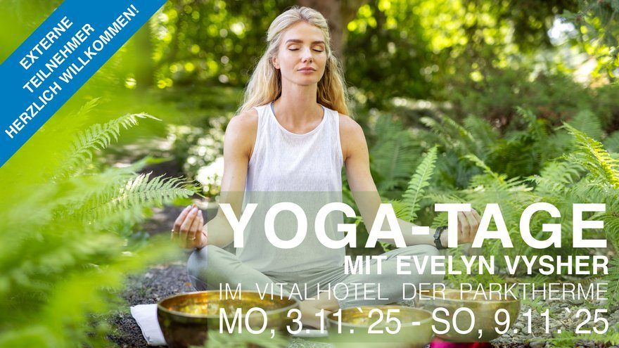 Eine Frau praktiziert Yoga in einer Waldumgebung, sitzt auf dem Boden mit gekreuzten Beinen, geschlossenen Augen und Händen in Gebetsposition. Schüsseln und ein Schild, das Yoga-Tage anzeigt, sind in der Nähe.