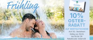 Ein Mann und eine Frau in Badeanzügen lächeln unter einem Wasserfall. Sie befinden sich in einem Pool. Der Text lautet 1 OS RA. Informationen zum Kauf eines Gutscheins werden bereitgestellt.