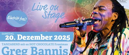 Ein Mann singt leidenschaftlich auf der Bühne im Vita Bar, gesponsert von Vitalhotel, mit einem farbenfrohen Schneeflockenhintergrund. Das Datum ist Dezember 2025.