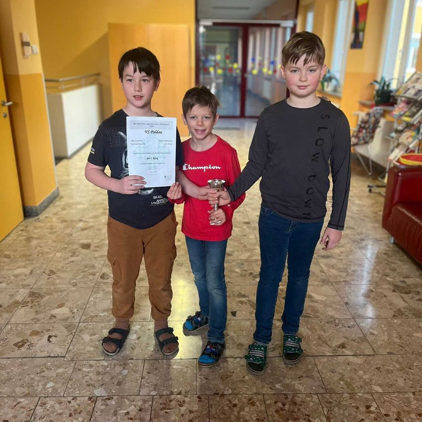 Bild enthält, Pants, Sandal, Jeans, Floor, Boy, Child, Male, Person, Poster, People