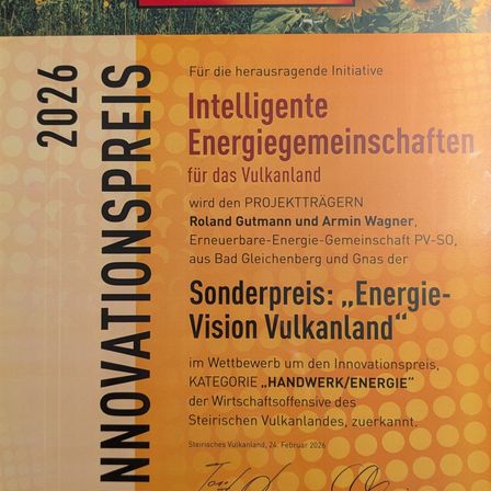 Ein Preiszertifikat für den Innovationspreis 2026 für die führende Initiative 'Intelligente Energiegemeinschaften für das Vulkanland.' Es würdigt Roland Gutmann und Armin Wagner für ihre erneuerbare Energie-Gemeinschaft PV-SO aus Bad Gleichenberg und Gnas. Sonderpreis: 'Energie-Vision Vulkanland.' Vergeben am 24. Februar 2026 von der Wirtschaftsoffensive des Steirischen Vulkanlands.