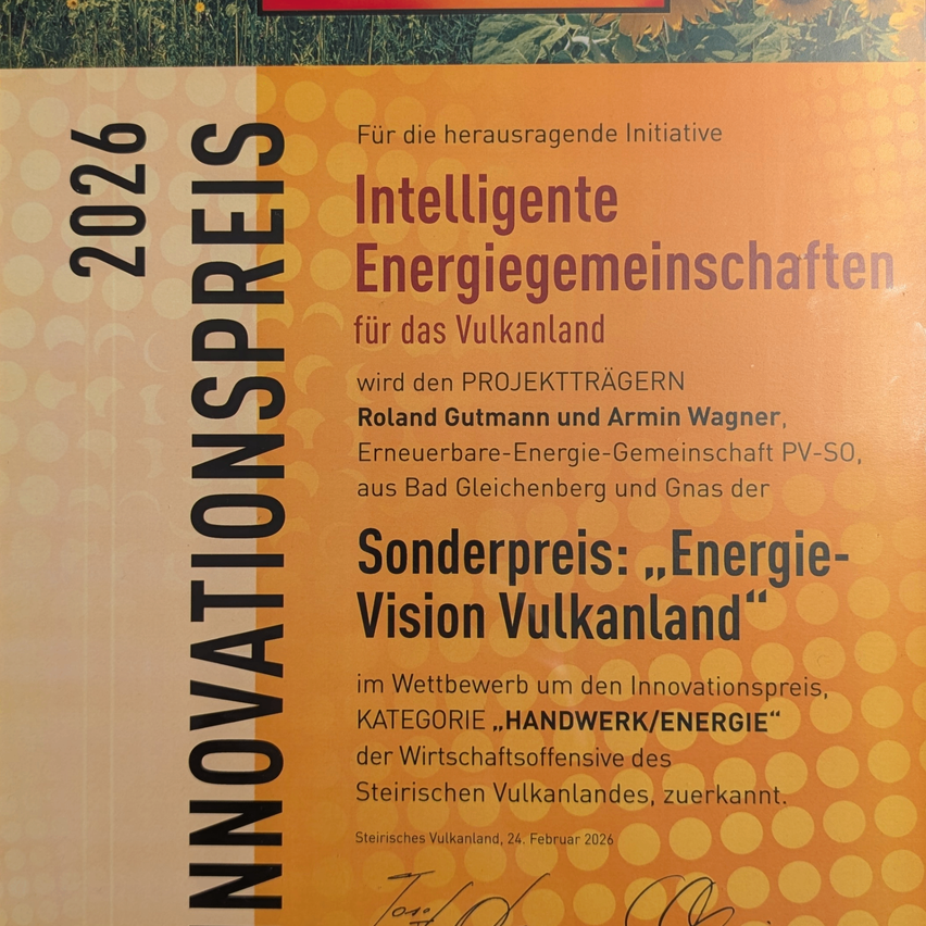 Das Bild zeigt ein Zertifikat für die 'Innovative Energiegemeinschaften' für das Jahr 2026. Es würdigt die erneuerbare Energiegenossenschaft PV-SO, geleitet von Roland Gutmann und Armin Wagner, aus Bad Gleichenberg und Gnas. Es verleiht den Sonderpreis 'Energie-Vision Vulkanland' in der Kategorie 'Handwerk/Energie' für den Innovationswettbewerb der steirischen Wirtschaftsoffensive. Das Zertifikat ist auf den 24. Februar 2026 datiert.