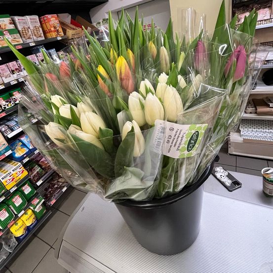 Bild enthält, Flower, Flower Arrangement, Plant, Flower Bouquet, Shop, Indoors, Market, Grocery Store, Supermarket