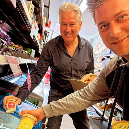 Bild enthält, Adult, Male, Man, Person, Shopping, Shop, Indoors, Disposable Cup, Market, Grocery Store