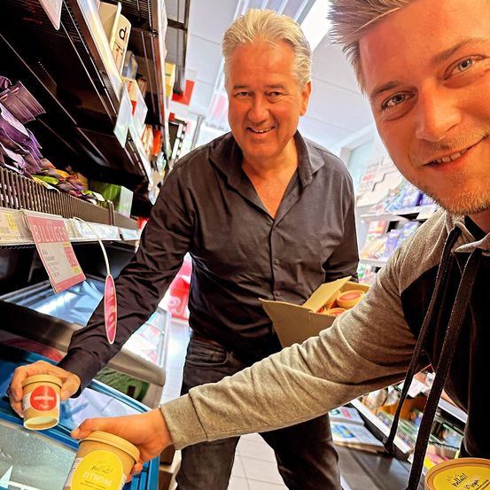 Bild enthält, Adult, Male, Man, Person, Shopping, Shop, Indoors, Disposable Cup, Market, Grocery Store