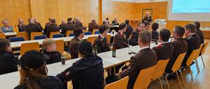 Bild enthält, People, Person, School, Crowd, Classroom, Adult, Female, Woman, Chair, Man