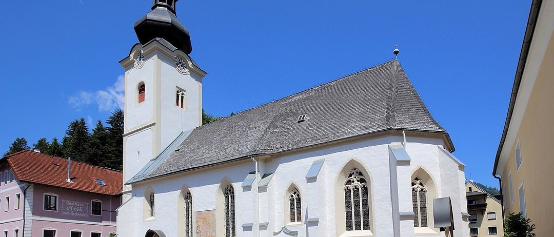 Bild enthält, Arch, Architecture, Gothic Arch, Building, Monastery, Spire, Tower, Clock Tower, Plant, Bench