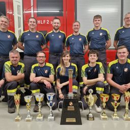 Bild enthält, People, Person, Team, Adult, Male, Man, Boy, Teen, Groupshot, Wheel