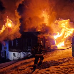 Bild enthält, Person, Fire, Bonfire, Flame