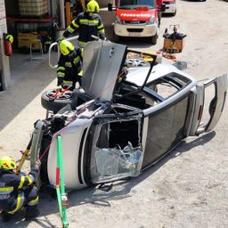 Bild enthält, Person, Car, Transportation, Vehicle, Machine, Wheel, Helmet