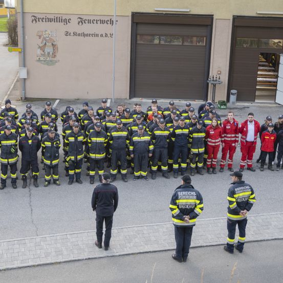Bild enthält, People, Person, Clothing, Footwear, Shoe, Fire Station, Fire Truck, Vehicle, Jeans, Pants