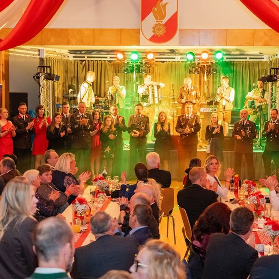 Bild enthält, Urban, Adult, Female, Person, Woman, Male, Man, Bride, People, Fun