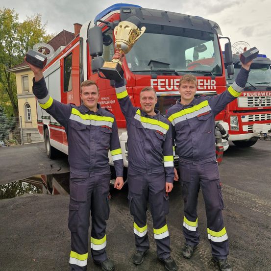 Bild enthält, Adult, Male, Man, Person, Machine, Wheel, Fireman, Truck, Face, Shoe