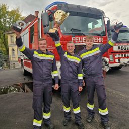 Bild enthält, Adult, Male, Man, Person, Machine, Wheel, Fireman, Truck, Face, Shoe