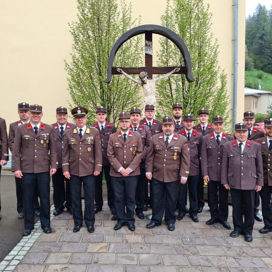 Bild enthält, Officer, Person, Adult, Male, Man, Military, Military Officer, Police Officer, Coat, Suit