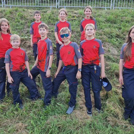 Bild enthält, People, Person, Pants, Groupshot, Grass, Portrait, Team, Boy, Child, Male