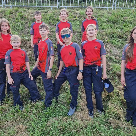 Bild enthält, People, Person, Pants, Groupshot, Grass, Portrait, Team, Boy, Child, Male