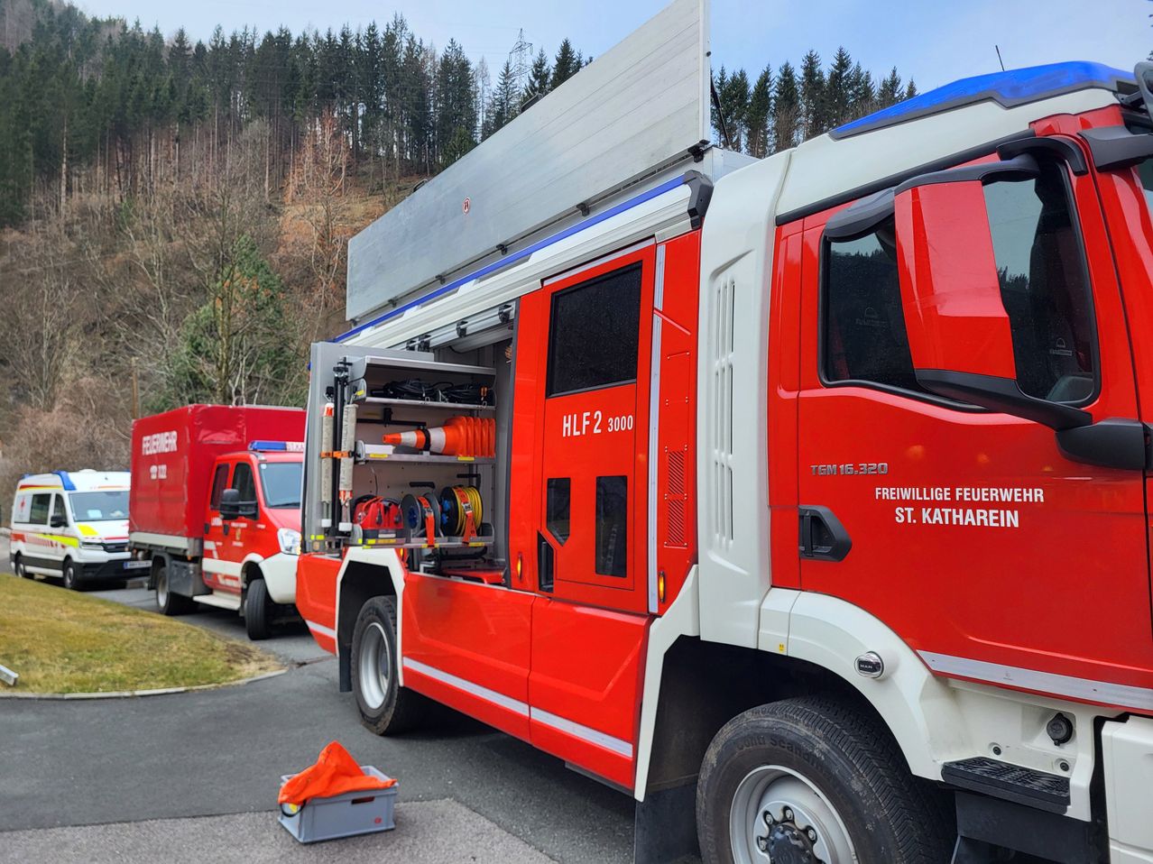 Bild enthält, Transportation, Truck, Vehicle, Machine, Wheel, Car, Fire Truck, Fire Station