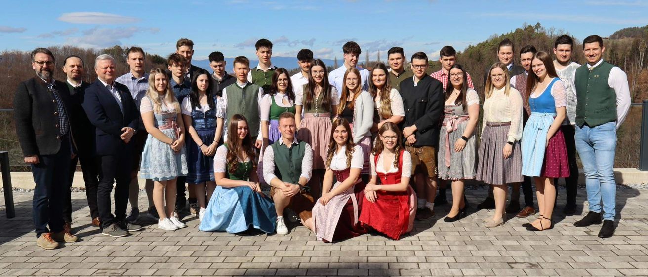 Bild enthält, Groupshot, Person, People, Jeans, Female, Girl, Teen, Skirt, Adult, Woman