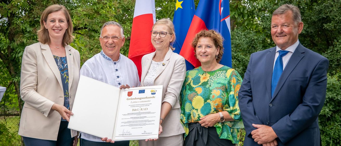 Bild enthält, Blazer, Coat, Jacket, Adult, Female, Person, Woman, People, Portrait, Pants