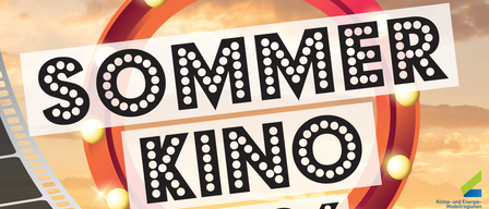 Plakat für Summer Kino 2026 mit zwei Filmen: 'Leben in der Kiesgrube' und 'UNESCO Biosphärenpark'. Das Plakat zeigt Bilder eines Kranichs und eines kleinen Vogels sowie eine landschaftliche Ansicht einer Stadt. Die Veranstaltung ist kostenlos und findet am 29. Juli um 20:15 statt.