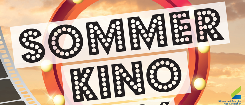 Plakat für Summer Kino 2026 mit zwei Filmen: 'Leben in der Kiesgrube' und 'UNESCO Biosphärenpark'. Das Plakat zeigt Bilder eines Kranichs und eines kleinen Vogels sowie eine landschaftliche Ansicht einer Stadt. Die Veranstaltung ist kostenlos und findet am 29. Juli um 20:15 statt.