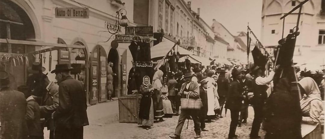 Bild enthält, People, Person, Urban, City, Street, Adult, Male, Man, Coat, Handbag