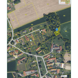 Ein Satellitenbild eines ländlichen Gebiets mit verschiedenen Grundstücken und Gebäuden, die mit Nummern und einem hervorgehobenen Standort gekennzeichnet sind.