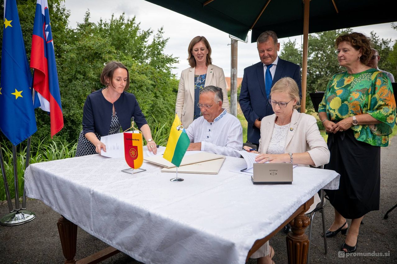Bild enthält, People, Person, Adult, Female, Woman, Male, Man, Crowd, Table, Wristwatch
