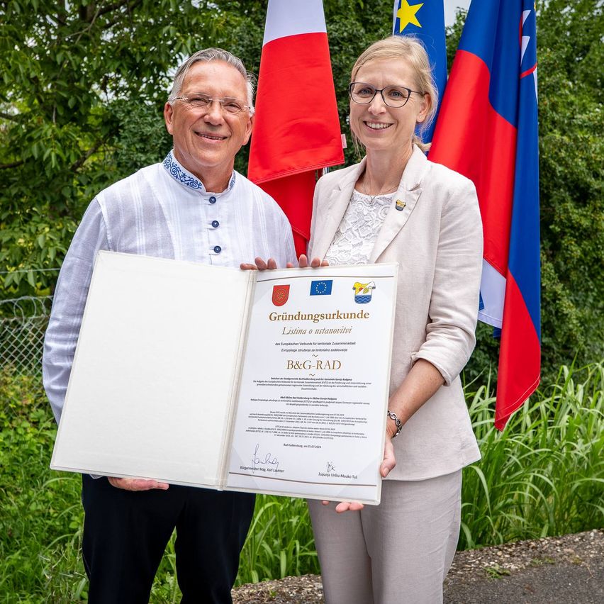 Bild enthält, Person, Photography, Portrait, Book, Adult, Female, Woman, Grass, Blazer, People
