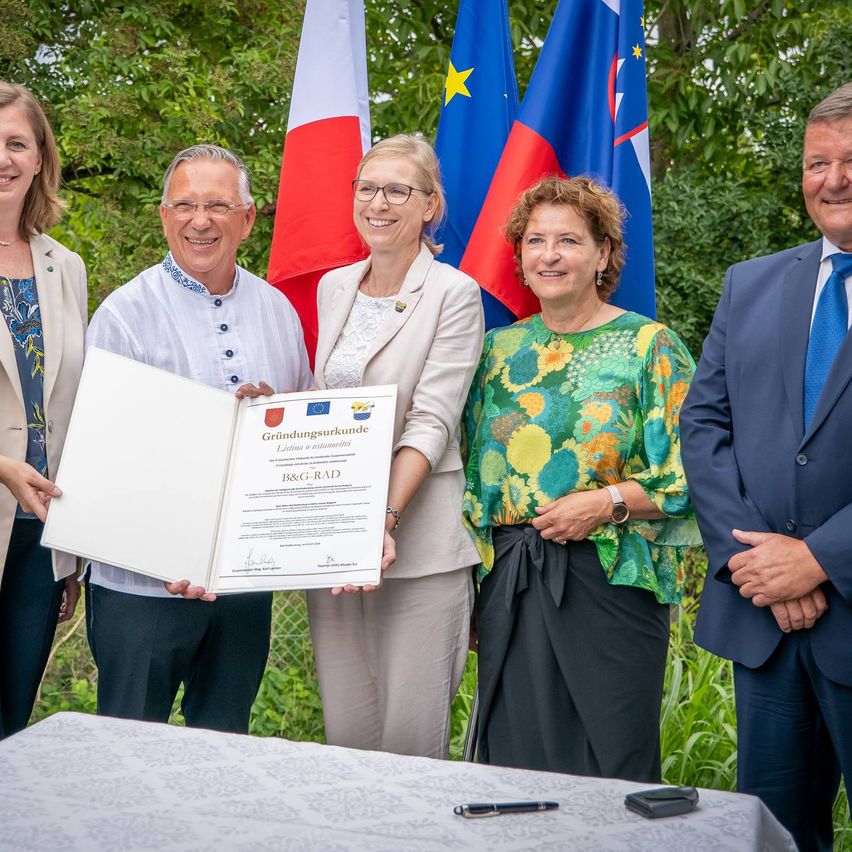 Bild enthält, Blazer, Coat, Jacket, Adult, Female, Person, Woman, People, Portrait, Pants