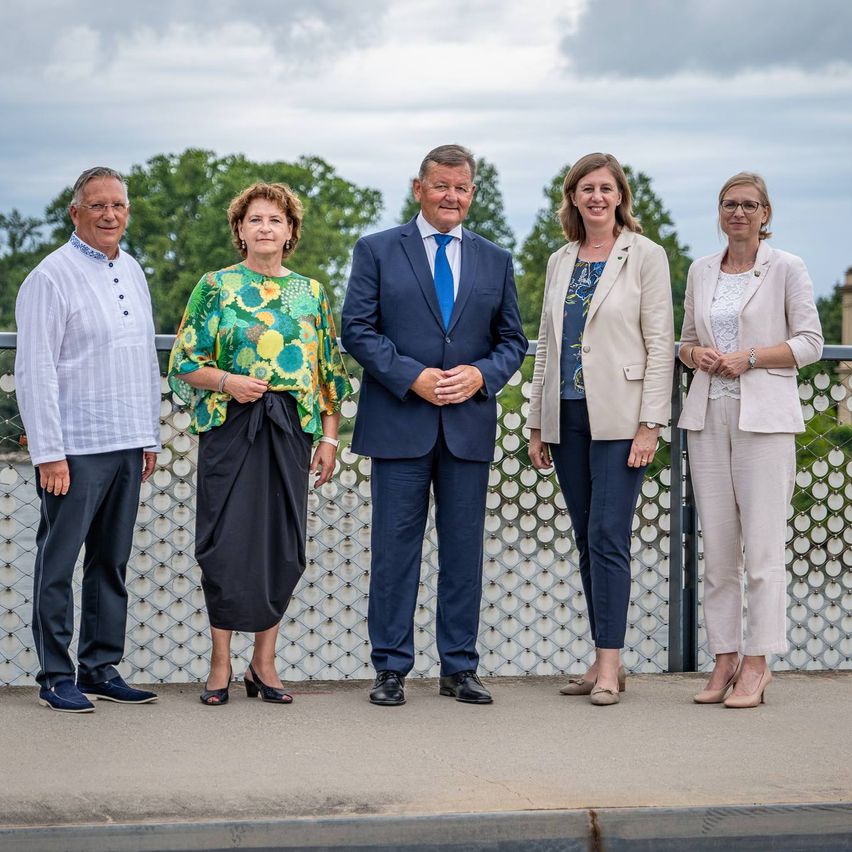 Bild enthält, Blazer, Coat, Jacket, Groupshot, Person, Pants, Adult, Male, Man, People