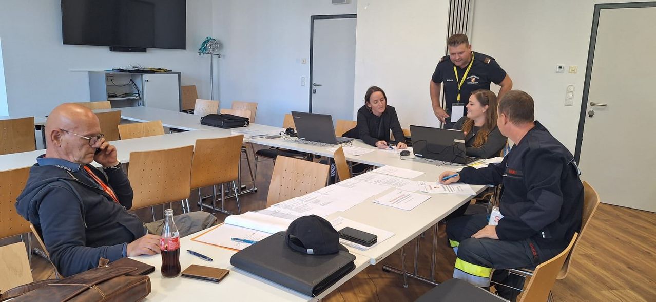 Bild enthält, Mobile Phone, Adult, Male, Man, Person, Pen, People, Crowd, Face, Indoors