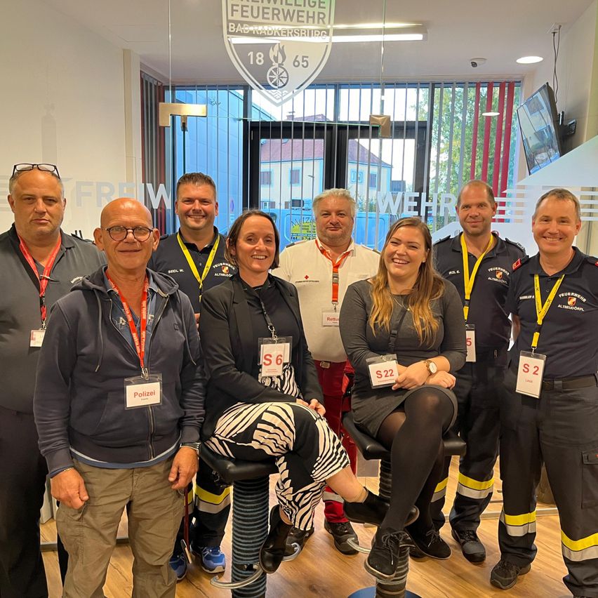 Bild enthält, Groupshot, Person, Adult, Male, Man, Female, Woman, People, Shoe, Face