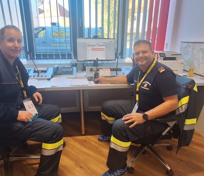 Bild enthält, Adult, Male, Man, Person, Officer, Police Officer, Face, Fireman, Monitor, Screen