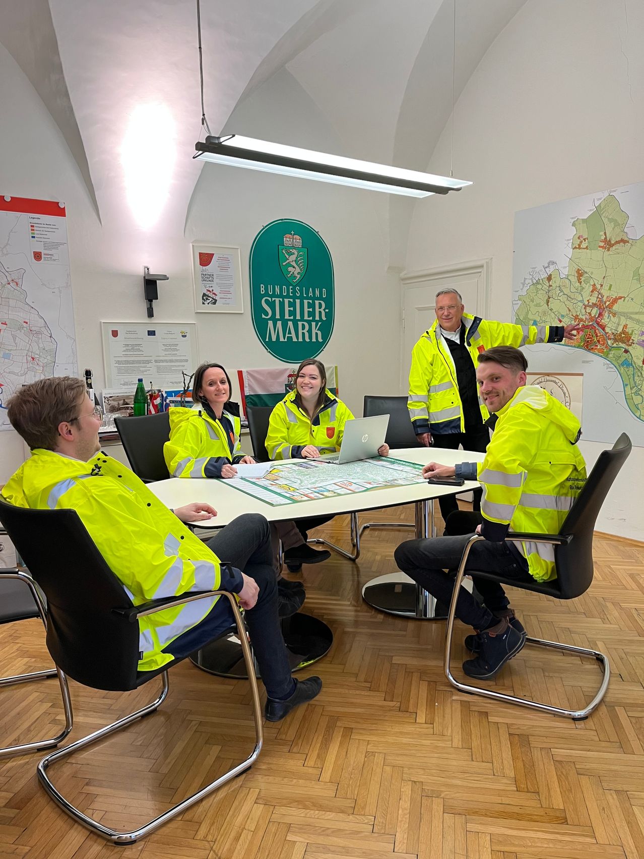 Bild enthält, Chair, Person, Adult, Male, Man, Female, Woman, Shoe, Indoors, Face