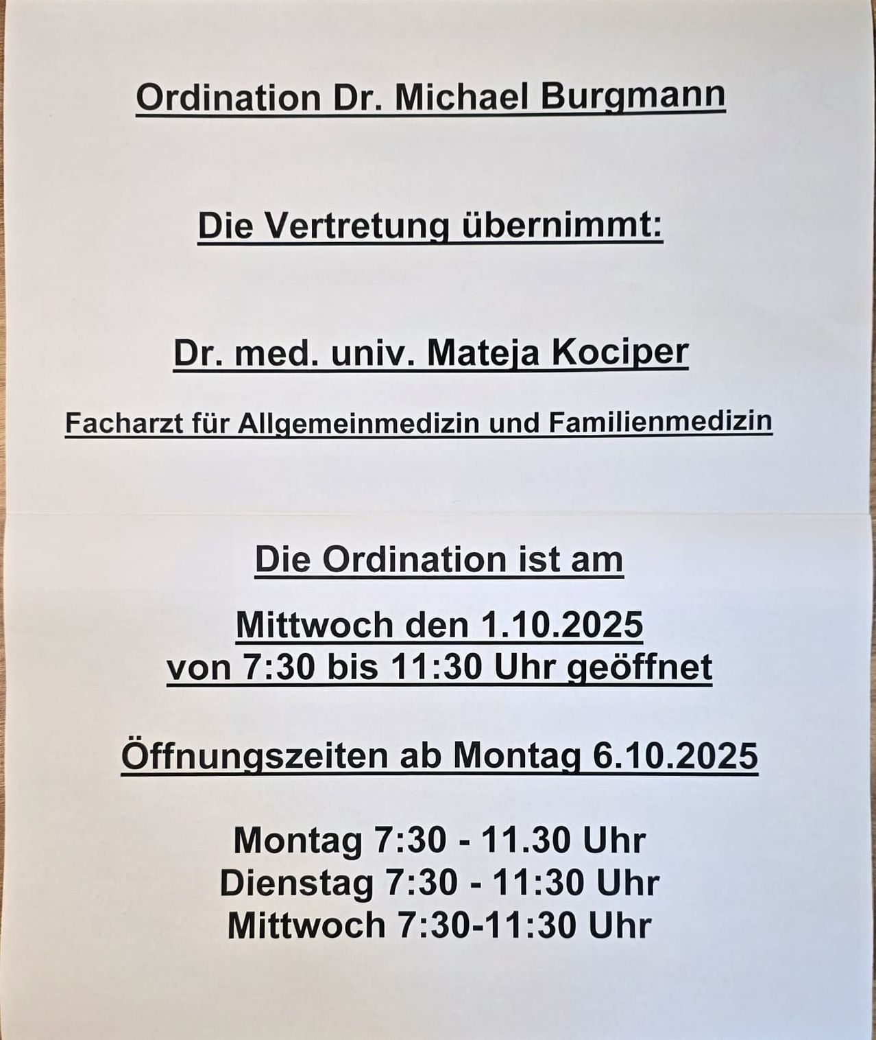 Ein Plakat kündigt die Ordination von Dr. Michael Burgmann am 1. Oktober 2025 von 7:30 bis 11:30 Uhr an. Die Öffnungszeiten sind ab Montag, den 6. Oktober 2025, von 7:30 bis 11:30 Uhr montags, dienstags und mittwochs.