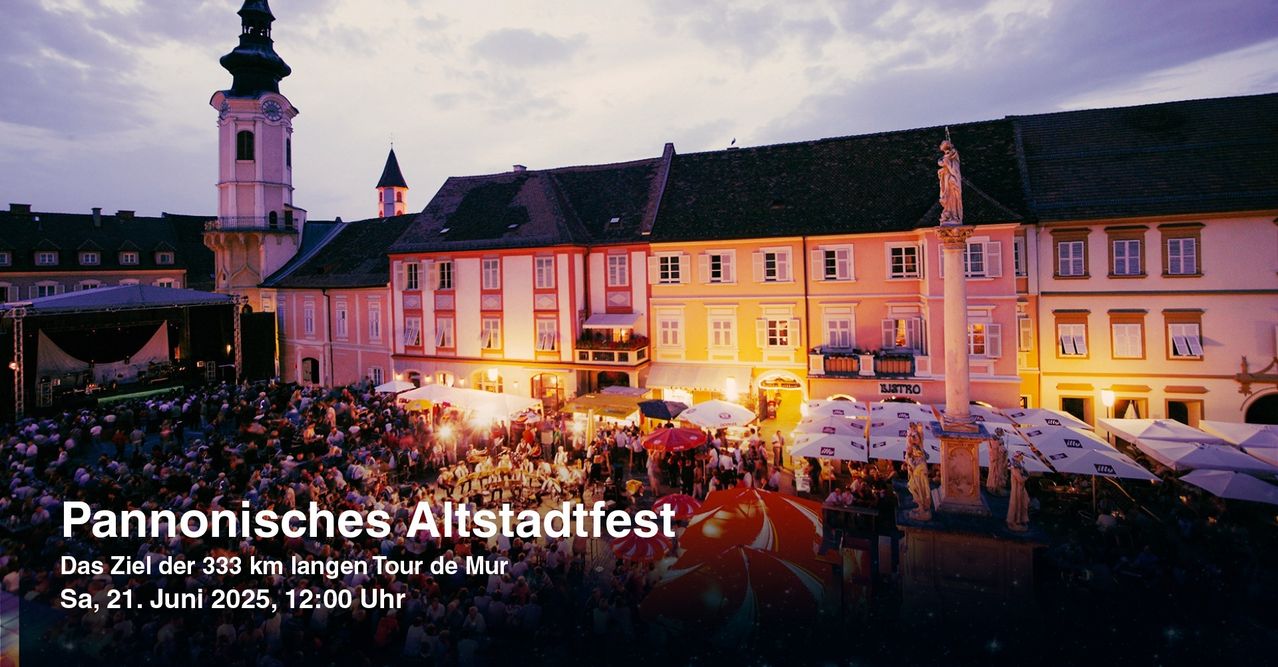 Eine geschäftige Menschenmenge versammelt sich vor einem historischen Gebäude am Abend. Der Text lautet 'ches Altstadfest' und 'Tour de Mur' mit einem Zeitstempel von 14:00 Uhr.
