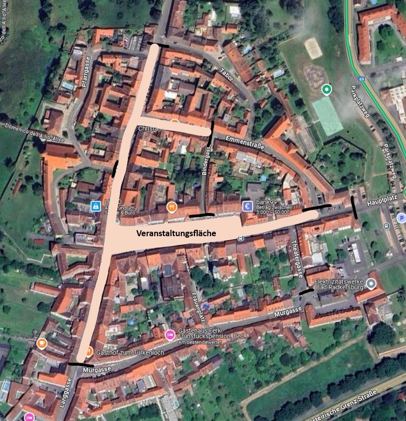 Eine Luftaufnahme einer Stadt mit mehreren Gebäuden, Straßen und Grünflächen. Bemerkenswerte Wahrzeichen sind eine Kirche, ein Park und ein Gebäude mit der Aufschrift 'Gasthaus zum Turkenloch.' Die Karte hebt auch einen 'Veranstaltungsflache' Bereich und verschiedene Straßen hervor.