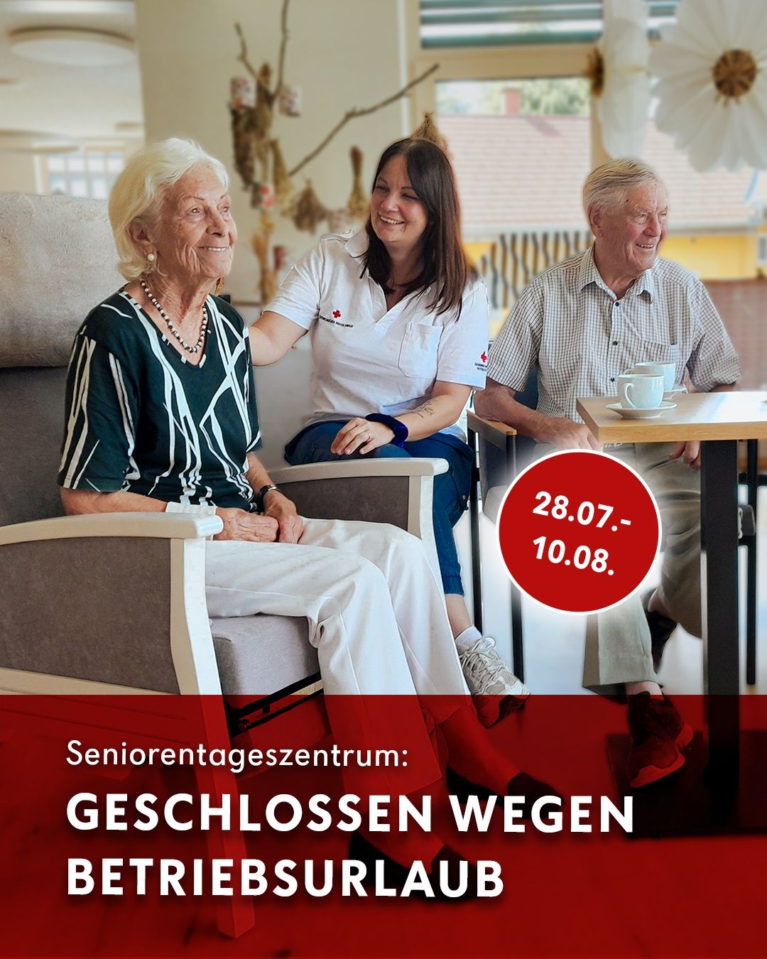 Eine ältere Frau und zwei Männer sitzen in einem Wohnzimmer. Sie lächeln. Die Frau trägt eine Halskette und einen Armreif. Der Mann hält eine Tasse. Ein roter Kreis mit dem Datumsbereich 28.07.-10.08. befindet sich in der Mitte.