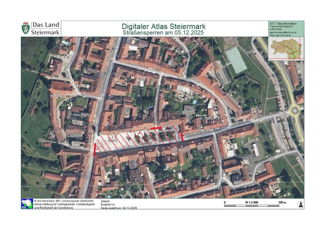 Luftbild der Stadt Trautmannsdorf mit Straßensperrungen vom 5. Dezember 2025. Die Karte zeigt verschiedene nummerierte Straßen, eine rote Linie, die einen bestimmten Bereich anzeigt, und eine Legende auf der rechten Seite.
